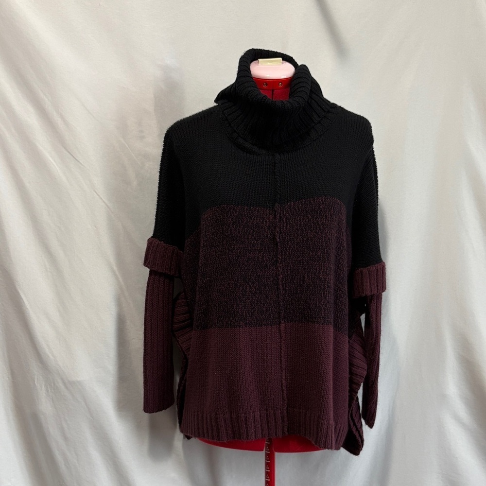 Elegant Black and Burgundy Turtleneck Sweater SM282